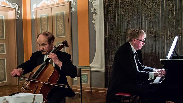 Reichlich Applaus ernteten J&uuml;rgen de Lemos Cello) und Hans-Dieter Bauer (Klavier) bei ihrem Konzert im Andromedasaal der Landesbibliothek.Foto: Jochen Berger