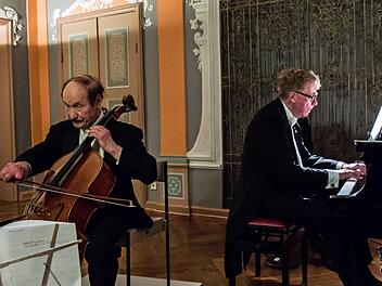 Reichlich Applaus ernteten Jürgen de Lemos Cello) und Hans-Dieter Bauer (Klavier) bei ihrem Konzert im Andromedasaal der Landesbibliothek.Foto: Jochen Berger