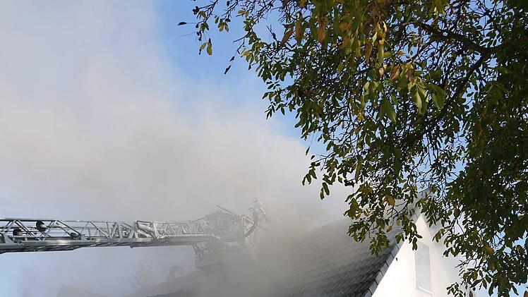 130 Personen waren beim Brand des  Wohnhauses in Ahorn (Landkreis Coburg) im Einsatz.Fotos: Berthold Köhler