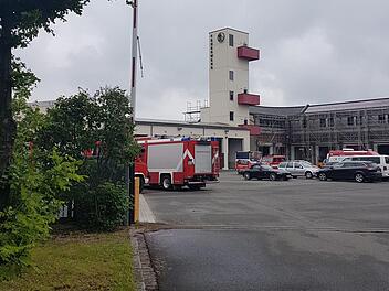 Ein Ausbilder eines Lehrgangs der Feuerwehr Fürth  wird in einen Käfig gesperrt und mit Löschschaum begossen. Was geschah 2017  genau auf dem Hof der Feuerwache in Erlangen? Das ist Gegenstand eines Prozesses vor dem Amtsgericht. Foto: Christian Bauriedel