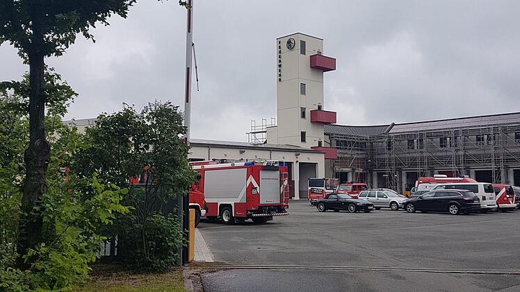 Ein Ausbilder eines Lehrgangs der Feuerwehr Fürth  wird in einen Käfig gesperrt und mit Löschschaum begossen. Was geschah 2017  genau auf dem Hof der Feuerwache in Erlangen? Das ist Gegenstand eines Prozesses vor dem Amtsgericht. Foto: Christian Bauriedel