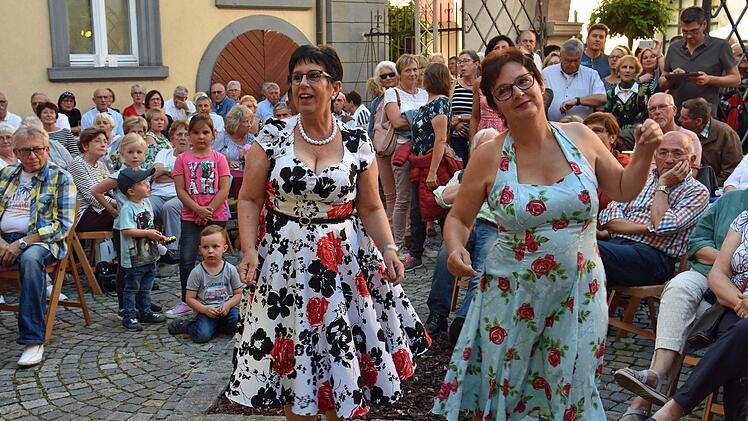 Viel Spaß hatten die Tänzer und Tänzerinnen mit der mitreißenden Musik der Wonderfrolleins beim Auftakt der Open-Air-Konzertreihe des Kulturamts Haßfurt live. Foto: Ulrike Langer