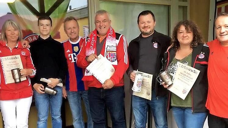 Die geehrten Mitglieder mit dem Vorstand: Bernd Brehm, Hilde Lebender, Luca Haller, Wolfgang Lebender, Gerald Hahner, Arek Zabawski, Danuta Zabawski und Hans Kuhn (v. l.) Foto: privat