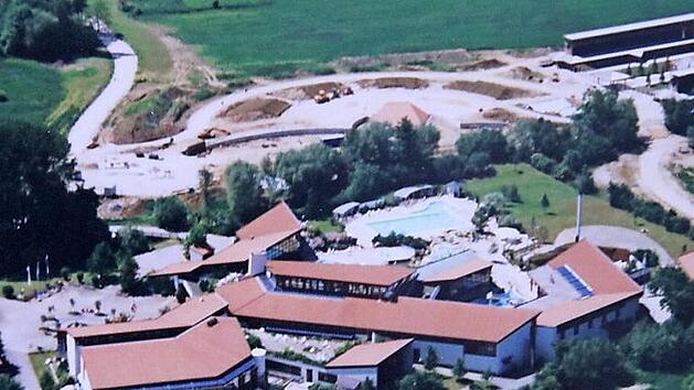 Die Obermain-Therme aus der Luft: Die Bausubstanz des 1986 er&ouml;ffneten Thermalbades wurde in den 80ern und 90ern permanent erweitert. Dieses Bild entstand 1999, als der Kurpark (im Bild oben) gerade angelegt wurde. Archivfoto: Matthias Einwag