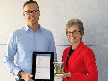 Holger Bezold und Projektbetreuerin Elke Elm  Foto: PR