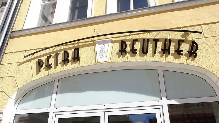 Während Modegeschäft und Buchhandlung ihren Betrieb bald wieder aufnehmen dürfen, müssen Restaurants und Schnellrestaurants noch abwarten.Foto: Jochen Berger