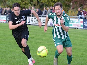 Verbissenes Laufduell zwischen Karlburgs Jan Martin (links) und Großbardorfs Benjamin Kaufmann. Foto: Yvonne Vogeltanz