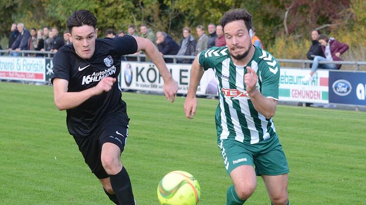 Verbissenes Laufduell zwischen Karlburgs Jan Martin (links) und Großbardorfs Benjamin Kaufmann. Foto: Yvonne Vogeltanz