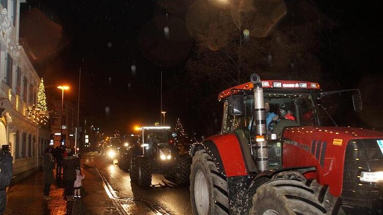Auch in der Langen Straße freuten sich viele über die weihnachtliche Stimmung, die die Traktoren in die Stadt brachten. Foto: Joseph Beck