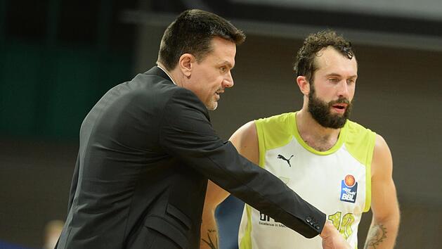 Medi-Trainer Raoul Korner gibt seinem Kapit&auml;n Bastian Doreth Anweisungen.  Foto: Peter MularczykMedi-Trainer Raoul Korner gibt seinem Kapit&auml;n Bastian Doreth Anweisungen.  Foto: Peter Mularczyk