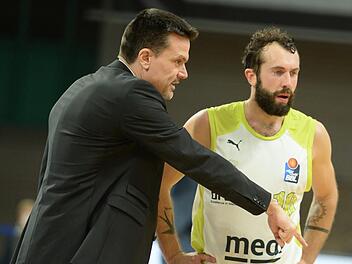 Medi-Trainer Raoul Korner gibt seinem Kapitän Bastian Doreth Anweisungen.  Foto: Peter MularczykMedi-Trainer Raoul Korner gibt seinem Kapitän Bastian Doreth Anweisungen.  Foto: Peter Mularczyk