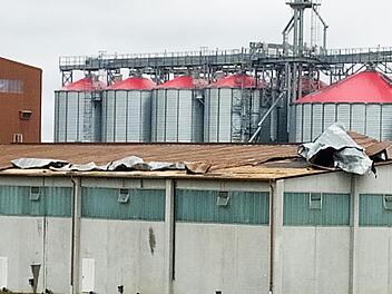 Auch das Dach dieser Lagerhalle der Firma Weyermann im Thurnauer Ortsteil Leesau wurde beschädigt.