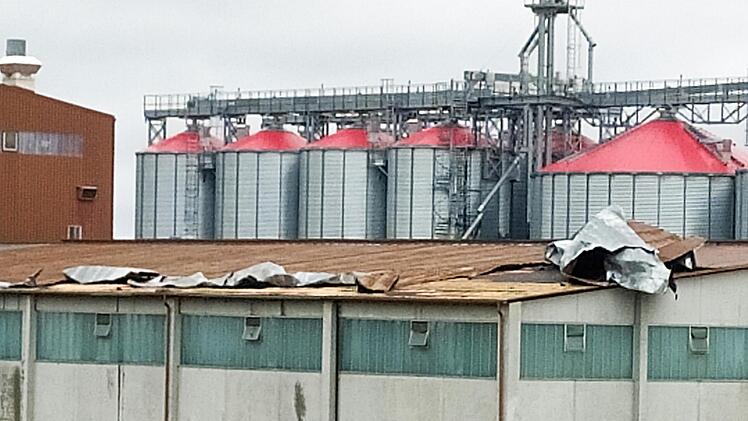 Auch das Dach dieser Lagerhalle der Firma Weyermann im Thurnauer Ortsteil Leesau wurde beschädigt.