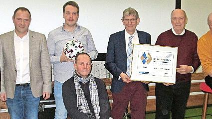 Über die "Goldene Raute" für den FC Elfershausen freuten sich: (von links) Bürgermeister Johannes Krumm, die Vorstandsmitglieder Tobias Warter, Kevin Niklaus und Jürgen Durmann (sitzend) sowie Ehrenamtsbeauftragter Klaus Eisenmann, Jürgen Berger u...