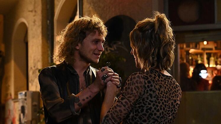 Alex (Max Hubacher) macht seiner schwangeren Freundin Karla (Svenja Jung) einen Heiratsantrag.