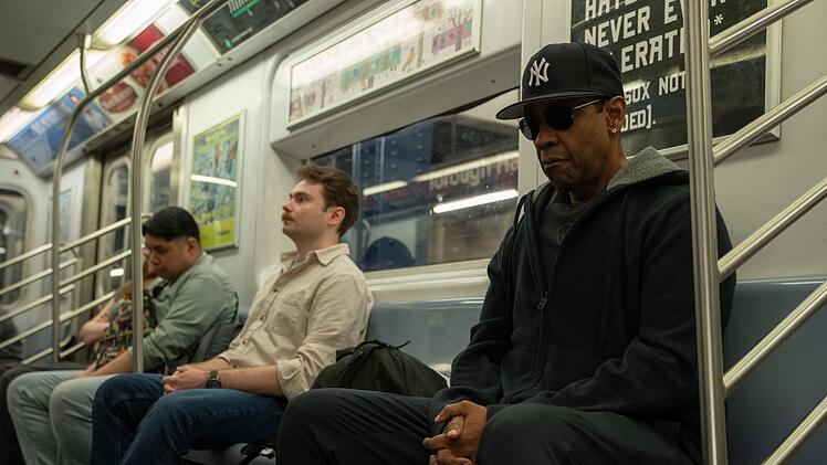 Apple verlegt Akira Kurosawas legendären Thriller "Zwischen Himmel und Hölle" auf die Straßen von New York: Dort muss sich Musikmogul David King (Denzel Washington) unversehens mit Erpressern auseinandersetzen.