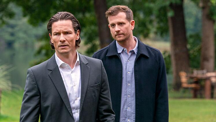 Paul (Christoph Schechinger, links) und sein Jugendfreund Aljoscha (Bert Tischendorf) wissen nicht, ob sie einander noch vertrauen können.