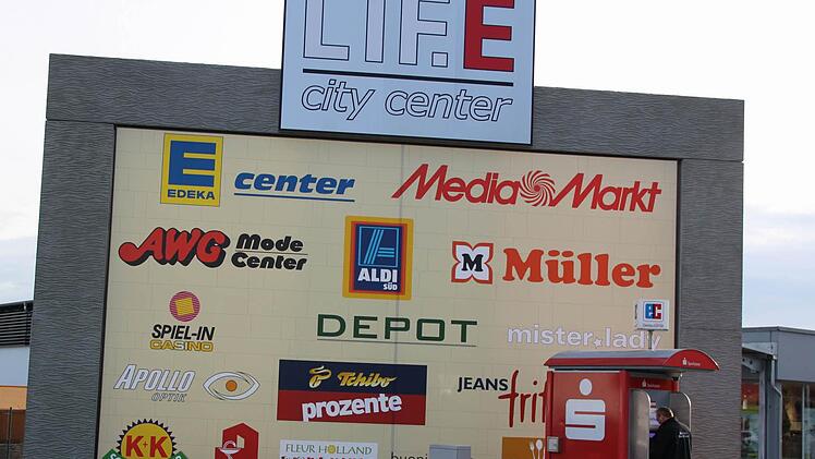 Ab heute öffnen die 18 Geschäfte im  Fachmarktzentrum in der Mainau ihre Pforten. Die Hinweistafel der beteiligten Geschäfte am Straßenrand soll den Besuchern den Weg weisen.  Fotos:  Bastian Girg