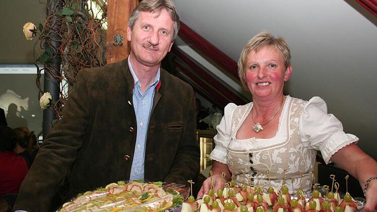 : Für Karpfendelikatessen am Kalten Buffet hatten Helmut Dresel und Marianne Jakob gesorgt.