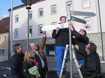 Bürgermeister Gerald Brehm (3.v.l) hilft bei der Montage des Tourist-Information-Schildes. Mit im Bild von links: Herbert Dresel, Sandra Hammer, Sebastian Lorz, Pascal Zenkel und Hubert Dürrbeck. Foto: Andreas Dorsch