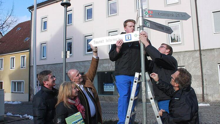 Bürgermeister Gerald Brehm (3.v.l) hilft bei der Montage des Tourist-Information-Schildes. Mit im Bild von links: Herbert Dresel, Sandra Hammer, Sebastian Lorz, Pascal Zenkel und Hubert Dürrbeck. Foto: Andreas Dorsch