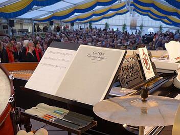 Matthias Göttemann führte mit 150 Sängern, 20 Kindern, drei Gesangssolisten und Percussion-Ensemble die "Carmina Burana" auf und begeisterte 700 Zuhörer im Rügheimer Festzelt.  Foto: Sabine Meißner