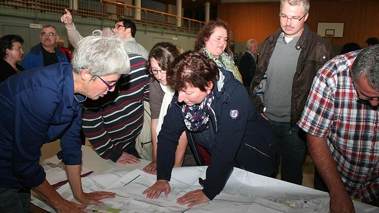 Großes Interesse bekundeten die Wachenrother an den Plänen der Dorferneuerung. Foto: Evi Seeger