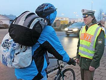 Rainer Scheckenbach kontrolliert einen Schüler auf dem Rad.  Foto: sam