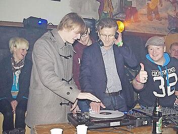Bürgermeister Rainer Detsch (3. v.l.) hat den Rhythmus im Blut. "Angeleitet" von (von links) Tobias Schreiner und Michael Morand sowie (rechts) Boris Dotzauer ließ der Rathauschef die Plattenteller drehen. Foto: Heike Schülein