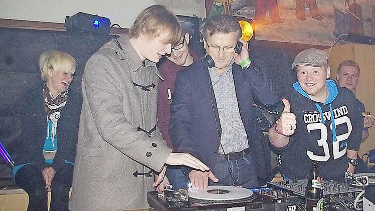 Bürgermeister Rainer Detsch (3. v.l.) hat den Rhythmus im Blut. "Angeleitet" von (von links) Tobias Schreiner und Michael Morand sowie (rechts) Boris Dotzauer ließ der Rathauschef die Plattenteller drehen. Foto: Heike Schülein