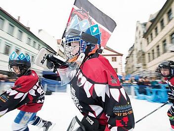 Jung-Wölfe in der Stadt: Aufwärts geht es mit dem Kissinger Eishockey-Nachwuchs. Der durfte seine Kunst auf Kufen demonstrieren bei der Winterparty von Bayern 1 im Zentrum der Kurstadt.  Foto: Bayern 1/Markus Konvalin