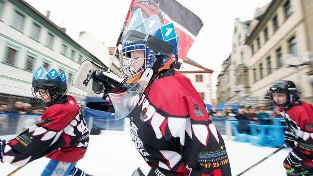Jung-Wölfe in der Stadt: Aufwärts geht es mit dem Kissinger Eishockey-Nachwuchs. Der durfte seine Kunst auf Kufen demonstrieren bei der Winterparty von Bayern 1 im Zentrum der Kurstadt.  Foto: Bayern 1/Markus Konvalin