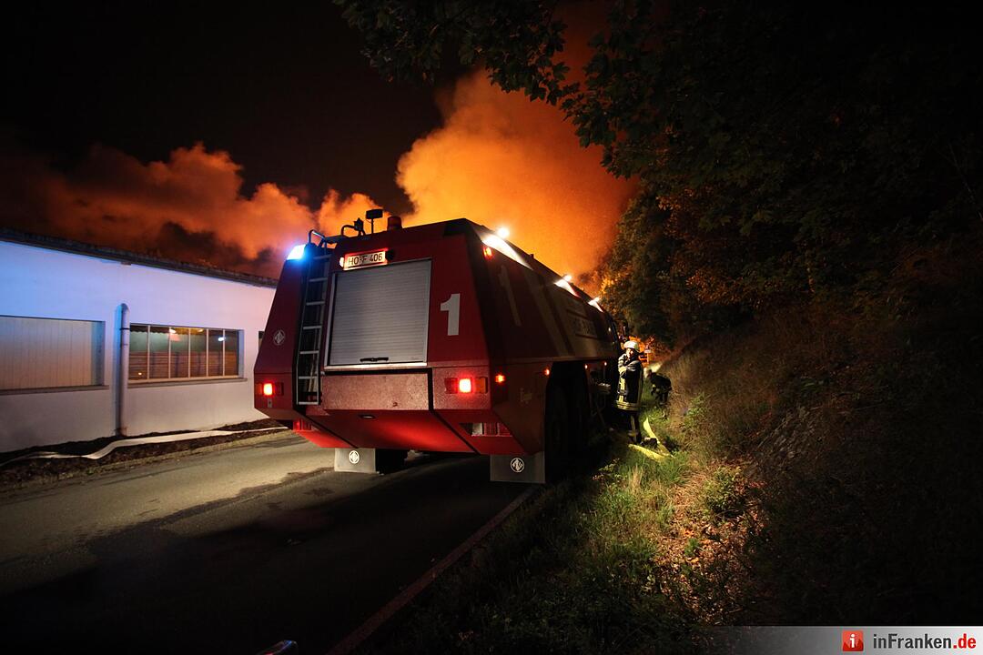 Riesiges Flammeninferno zerstoert grosses Saegewerk - Meterhohe Flammen