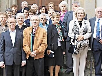 Eiserne, diamantene und goldene Konfirmation feierten am Sonntag zur Kirchweih diese 22 Frauen und Männer zusammen mit Pfarrer Manfred Greinke (rechts) in der Schlosskirche in Lichtenstein. Foto: Helmut Will