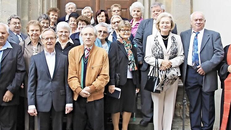 Eiserne, diamantene und goldene Konfirmation feierten am Sonntag zur Kirchweih diese 22 Frauen und Männer zusammen mit Pfarrer Manfred Greinke (rechts) in der Schlosskirche in Lichtenstein. Foto: Helmut Will