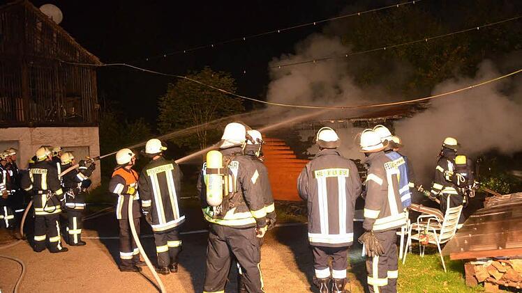 Zum Brand eines Gartenhäuschens in Bad Kissingen ist die Feuerwehr in der Nacht zum Donnerstag ausgerückt. Foto: Peter Rauch