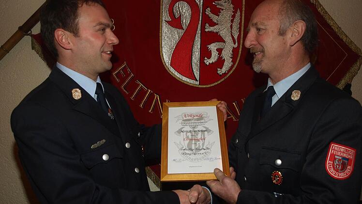 Zum Ehrenmitglied der Freiwilligen Feuerwehr Eltingshausen ernannte 1. Vorsitzender Stefan Karch (links) das langjährige Mitglied Alois Schott, der über Jahrzehnte vorderste Verantwortung trug.  Foto: Stefan Geiger