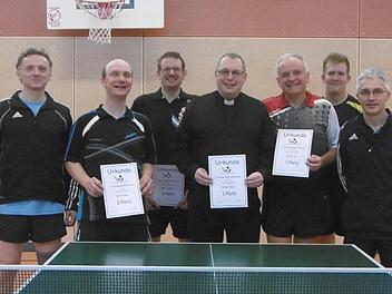 In der A-Klasse siegte Christoph Teille (Bildmitte), in der D-Klasse Winfried Reier (Dritter von rechts). Mit im Bild die Nächstplatzierten Werner Buckreus, Werner Sünkel, Henry Weißbach, Florian Dressel und Turnierleiter Harald Wich (von links). Fotos: privat