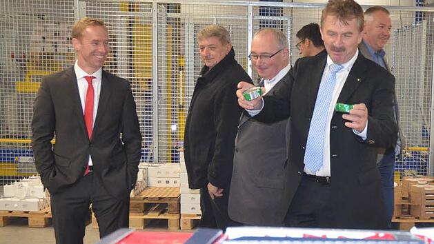 Direktor Ludwig Wei&szlig; (rechts) zeigt Besuchern im neuen Hochregallager Coburger K&auml;sespezialit&auml;ten. Fotos: Rainer Lutz