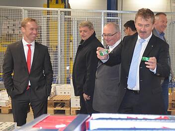 Direktor Ludwig Weiß (rechts) zeigt Besuchern im neuen Hochregallager Coburger Käsespezialitäten. Fotos: Rainer Lutz