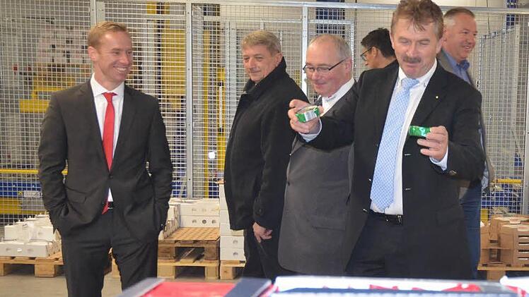 Direktor Ludwig Weiß (rechts) zeigt Besuchern im neuen Hochregallager Coburger Käsespezialitäten. Fotos: Rainer Lutz