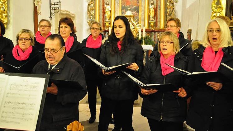 Der Chor Maria Magdalena, zusammen mit Adam Ort (links), der zwischen den Liedern die Sequenzen aus dem Lukas-Evangelium von der Geburt Jesu vorlas. Fotos: Simon Albrecht