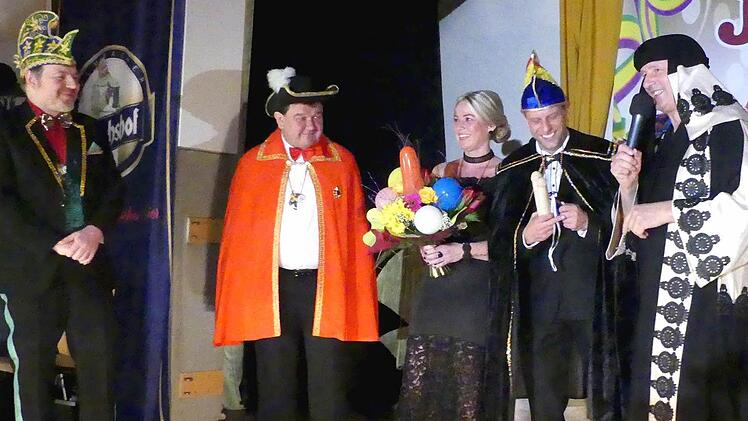 Inthronisation des Prinzenpaares (von links): Sitzungspräsident Uwe Horter, Hofmarschall Klaus Küfner, Prinzessin Yvonne I., Prinz Ingo I., Bürgermeister Werner Diersch.