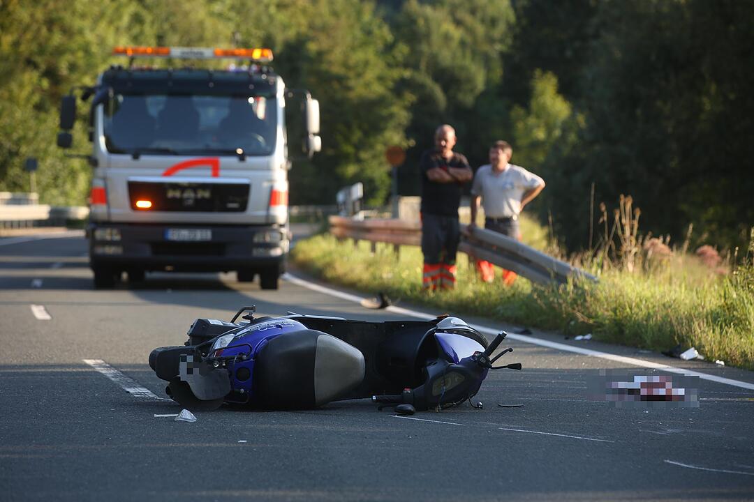 Unterleinleiter:BMW kollidiert frontal mit Roller