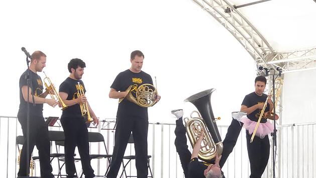Canadian Brass bei den Ballettmusiken im Luitpoldbad: der sterbende Schwan Chuck Daellenbach. Unser Bild zeigt (von links) Caleb Hudson, Chris Coletti, Jeff Nelson, Chuck Daellenbach und Achilles Liarmakopoulos mit Tutu.  Foto: Gerhild Ahnert
