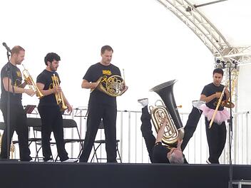 Canadian Brass bei den Ballettmusiken im Luitpoldbad: der sterbende Schwan Chuck Daellenbach. Unser Bild zeigt (von links) Caleb Hudson, Chris Coletti, Jeff Nelson, Chuck Daellenbach und Achilles Liarmakopoulos mit Tutu.  Foto: Gerhild Ahnert