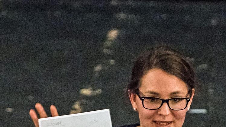 Musikdramaturigin Dorothee Harpain mit einer Figurin für die Coburger Ballett-Produktion "Der Glöcner von Notre-Dame" am Landestheater.Foto: Jochen BErger