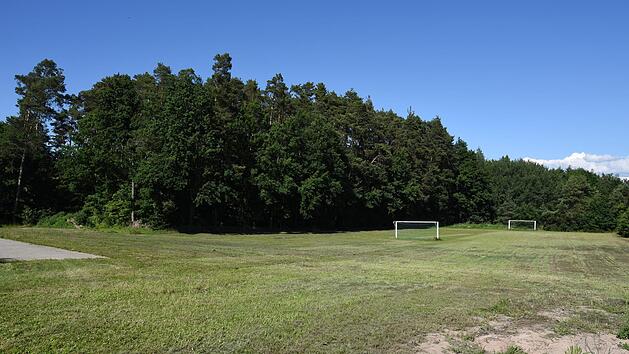 Der  Standort  beim Bolzplatz in Poppendorf  wird in die engere  Wahl für den Waldkindergarten aufgenommen. Die Fachaufsicht vom Landratsamt   Forchheim wird den Platz begutachten und wie bei den zwei anderen  Standorten feststellen, ob sie dafür geeignet sind.   Foto: Karl Heinz Wirth