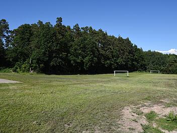 Der  Standort  beim Bolzplatz in Poppendorf  wird in die engere  Wahl für den Waldkindergarten aufgenommen. Die Fachaufsicht vom Landratsamt   Forchheim wird den Platz begutachten und wie bei den zwei anderen  Standorten feststellen, ob sie dafür geeignet sind.   Foto: Karl Heinz Wirth