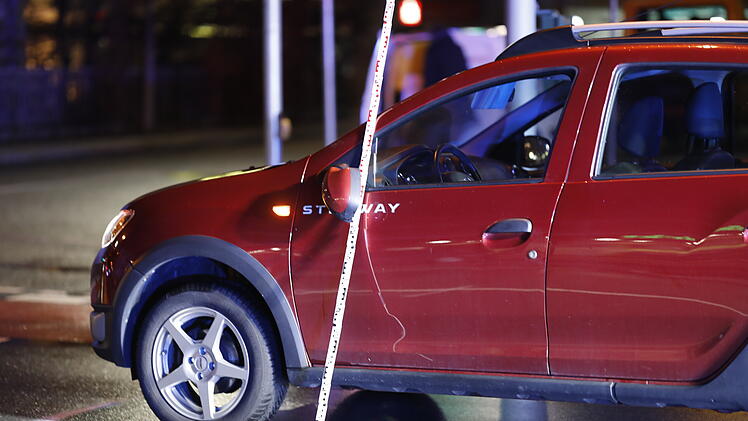 Schwer verletzt: Auto erfasst Fußgänger auf der B14